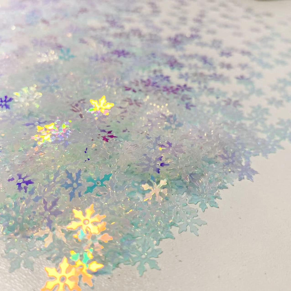 2000 Pieces/50g Snowflakes Party Glitter PVC Confetti for Christmas Table Confetti Glitter for Winter Snowfield Wonderland Xmas Party Supplies DIY Craft Projects Party Decorations
