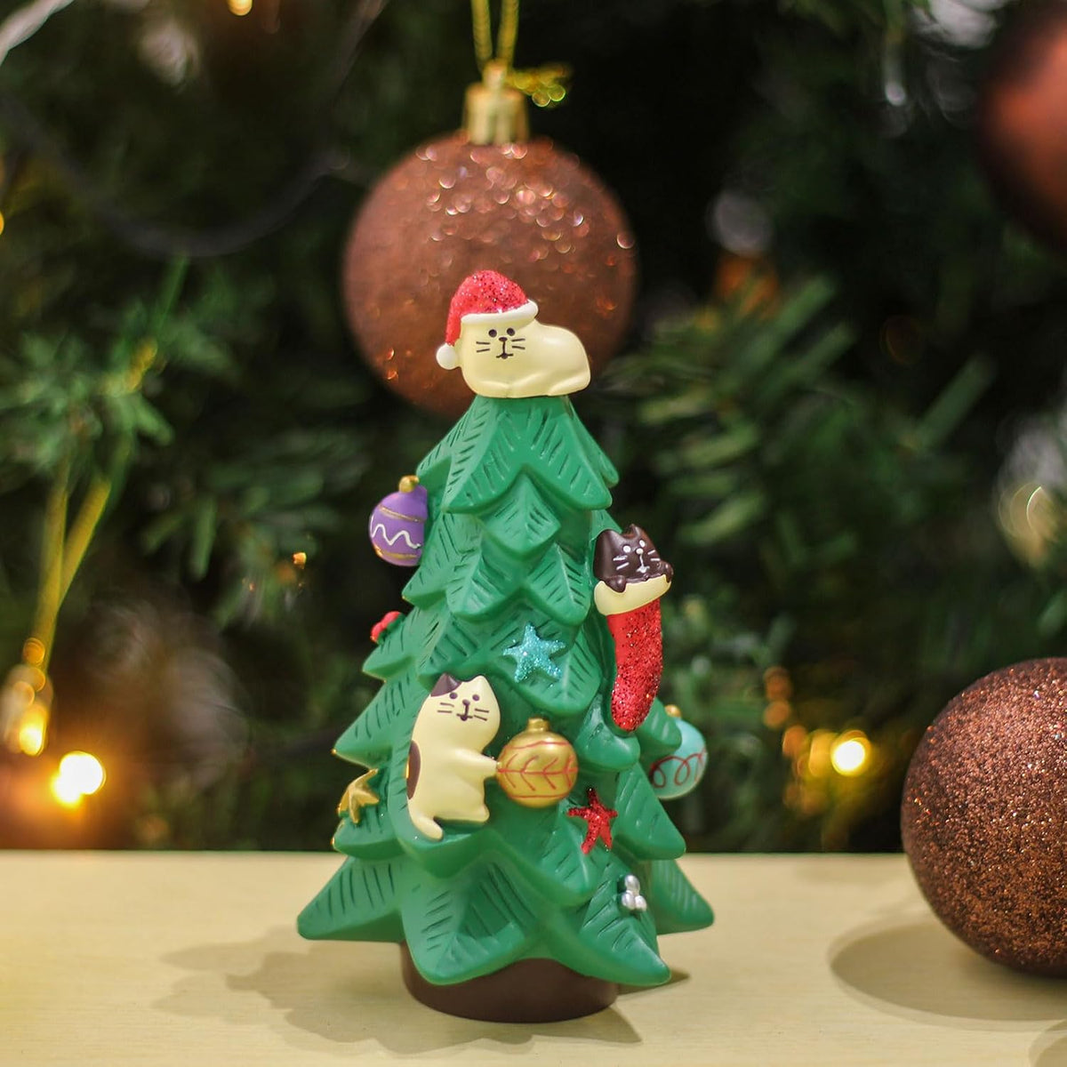 Refintural 5.1 Inch Resin Christmas Cat Tree - Perfect for Office, Home or Gift - Adorable Mini Christmas Tree with Cute Cat Kitten Figurines Cute Christmas Decoration for Cat Lovers