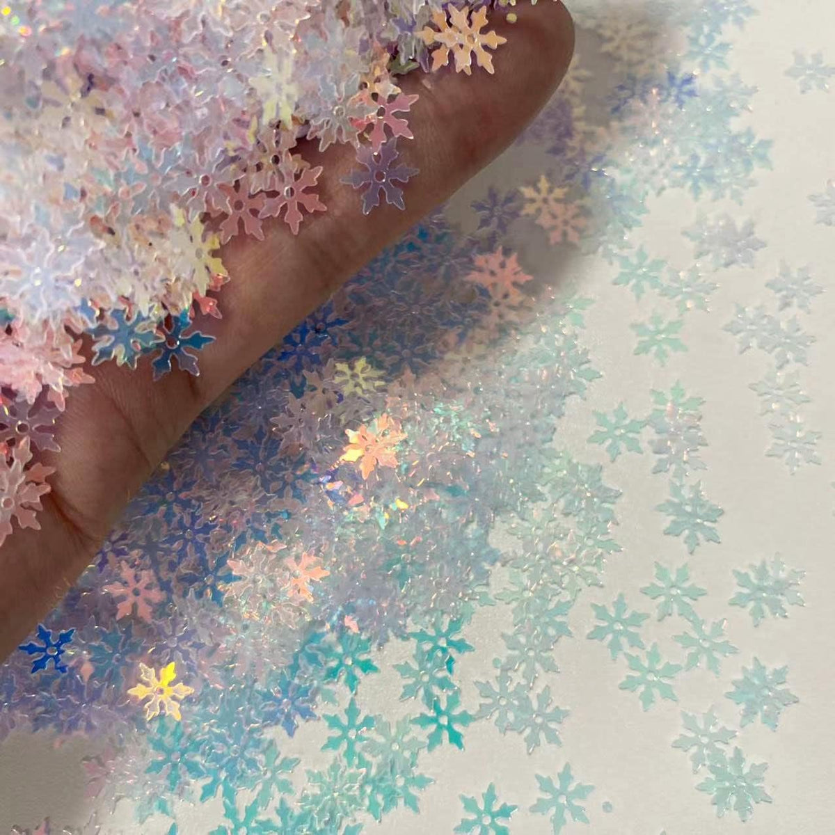 2000 Pieces/50g Snowflakes Party Glitter PVC Confetti for Christmas Table Confetti Glitter for Winter Snowfield Wonderland Xmas Party Supplies DIY Craft Projects Party Decorations