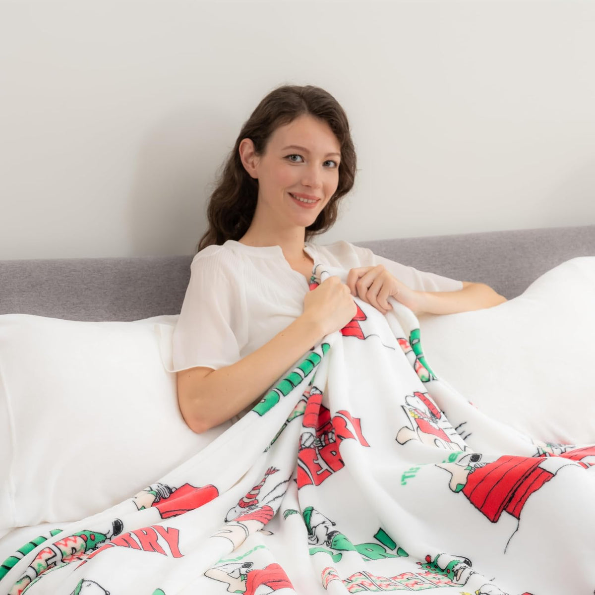 Berkshire Blanket PeanutsÂ® VelvetLoftÂ® Cute Character Snoopy Plush Blanket,Christmas Snowy Scene,Twin 60 in x 90 in (Official PeanutsÂ® Product)