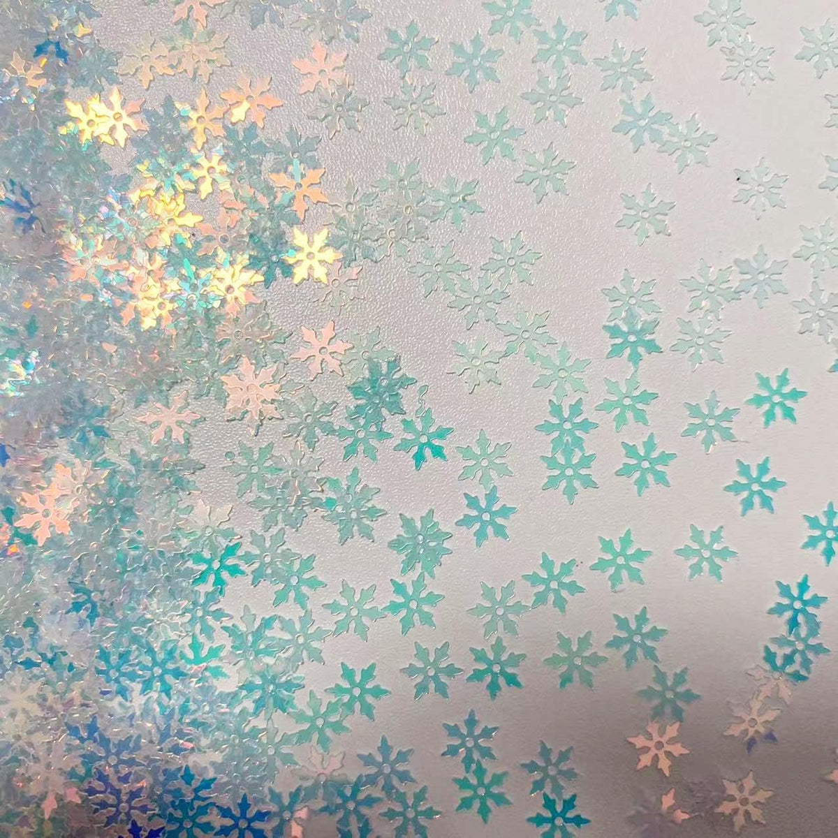 2000 Pieces/50g Snowflakes Party Glitter PVC Confetti for Christmas Table Confetti Glitter for Winter Snowfield Wonderland Xmas Party Supplies DIY Craft Projects Party Decorations