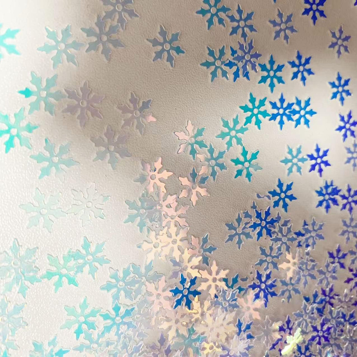 2000 Pieces/50g Snowflakes Party Glitter PVC Confetti for Christmas Table Confetti Glitter for Winter Snowfield Wonderland Xmas Party Supplies DIY Craft Projects Party Decorations
