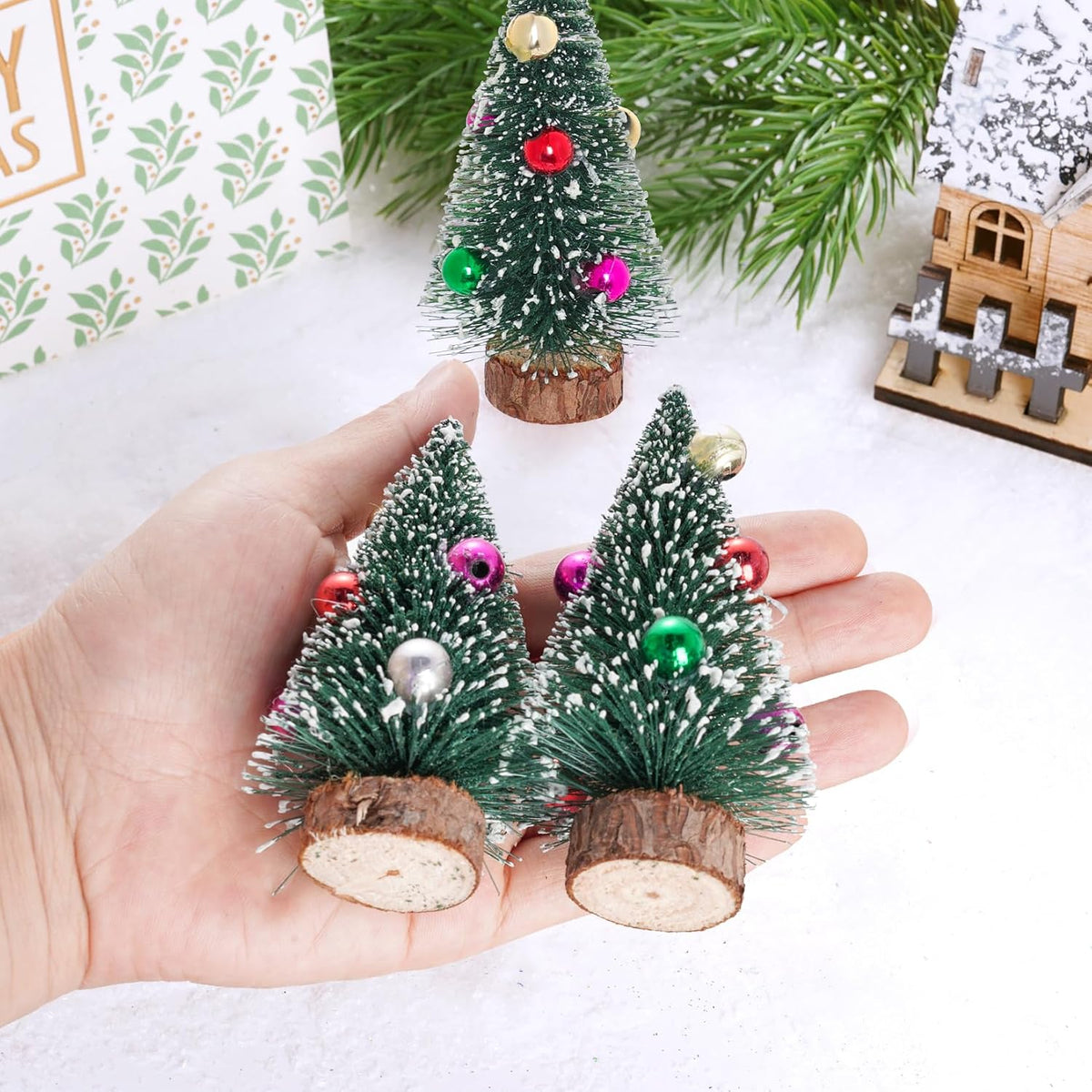Yookat 12Pcs Mini Christmas Trees Bottle Brush Trees Small Sisal Trees Mini Pine Trees with Wood Base Small Bottle Brush Trees for Christmas Winter Decoration (Green)