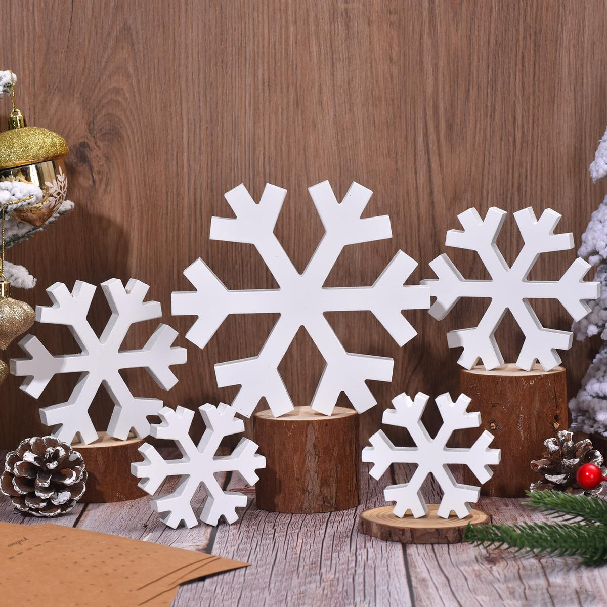 Winter Snowflake Decorations, 5PCS Christmas Decor White Standing Wooden Snowflakes Decoration Snow Flakes Ornament with 3 Different Size for Farmhouse Home Kitchen Office Living Room (5 PCS)