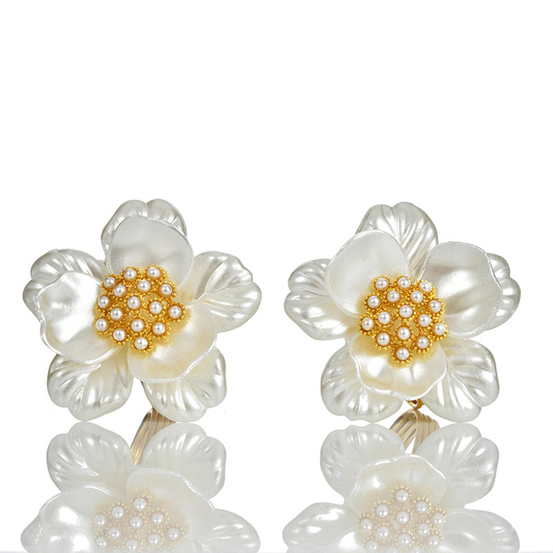 Elegant Metal Napkin Rings Set with White Flower Motif for Elegant Christmas Table Decor for Dining