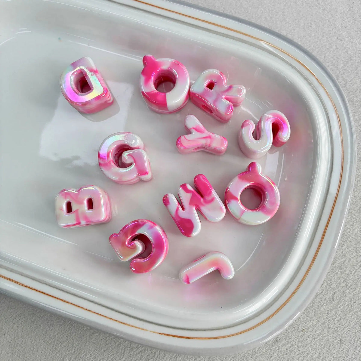 Iridescent Acrylic Alphabet Beads 26-100pcs Acrylic Alphabet Beads Large Hole Two-Tone Iridescent UV Coated for DIY Phone Chain Keychain Jewelry Making Loose Bead