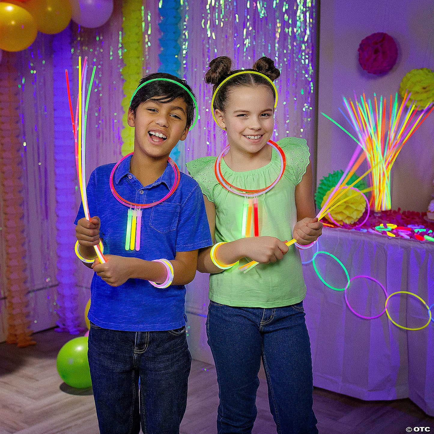 Bulk 600 Pc. Plastic Glow Stick, Bracelet Necklace Assortment | USA Decoration®